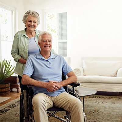 homme vieux repos maison laver